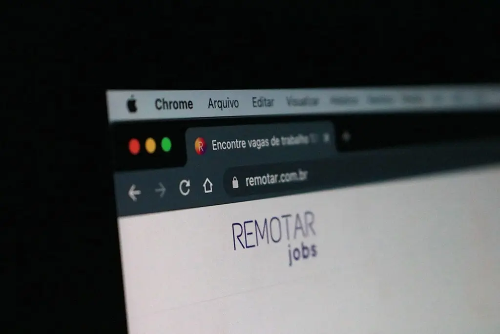 Close-up of a web browser displaying the REMOTAR jobs website, focused on remote job listings.