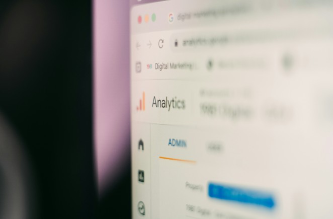 a marketer uses Google Analytics to combine PPC and SEO efforts
